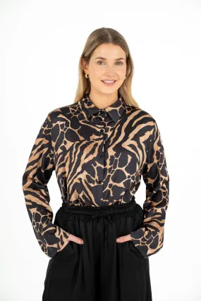 M Made in Italy – Printed Button-Down Dress Shirt With Scooped Hi/Low Hemline – Black Wild Animal