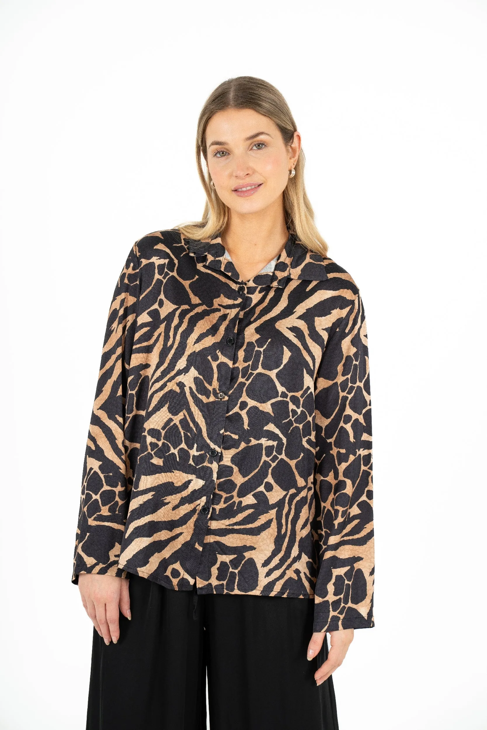 M Made in Italy – Printed Button-Down Dress Shirt With Scooped Hi/Low Hemline – Black Wild Animal