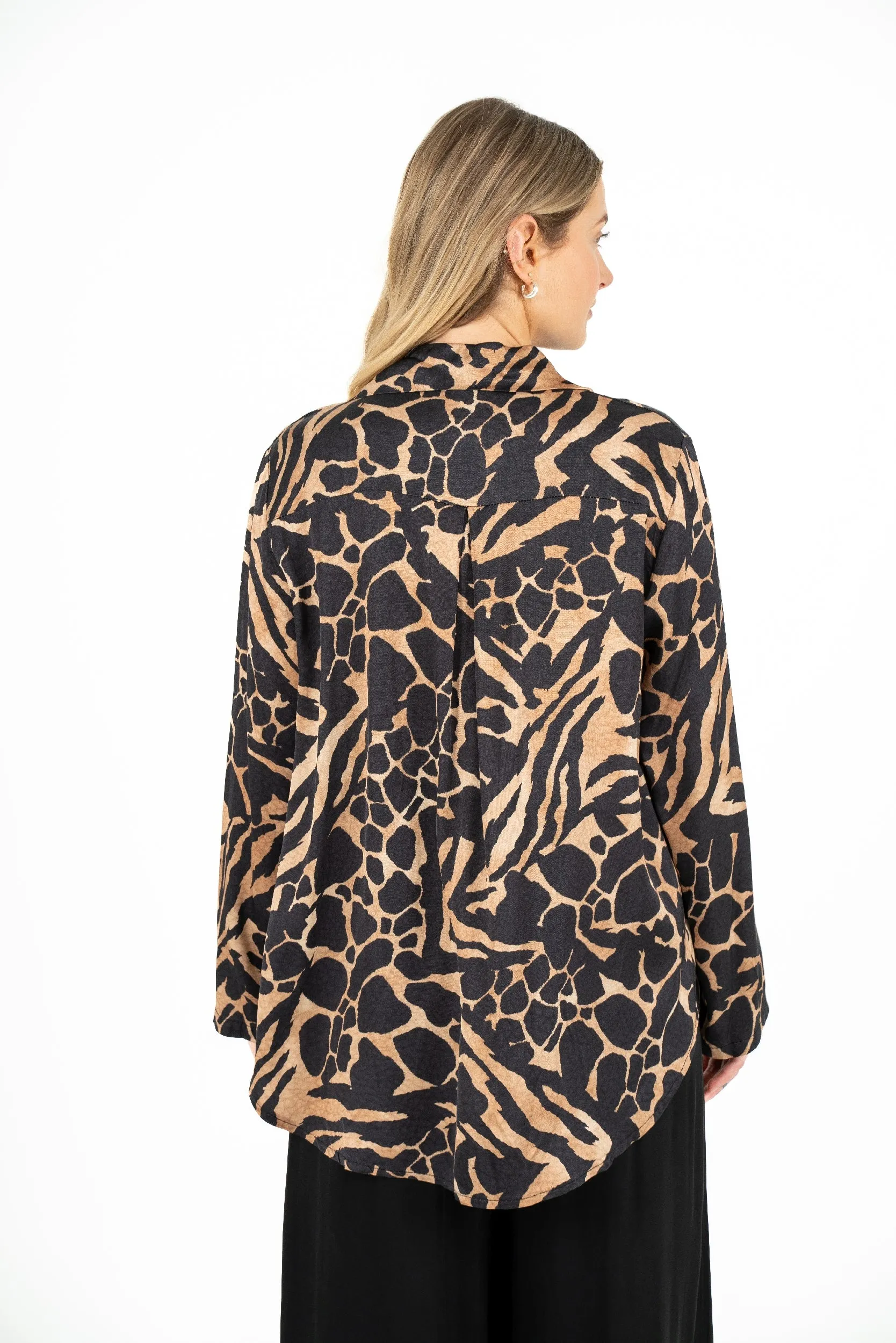 M Made in Italy – Printed Button-Down Dress Shirt With Scooped Hi/Low Hemline – Black Wild Animal