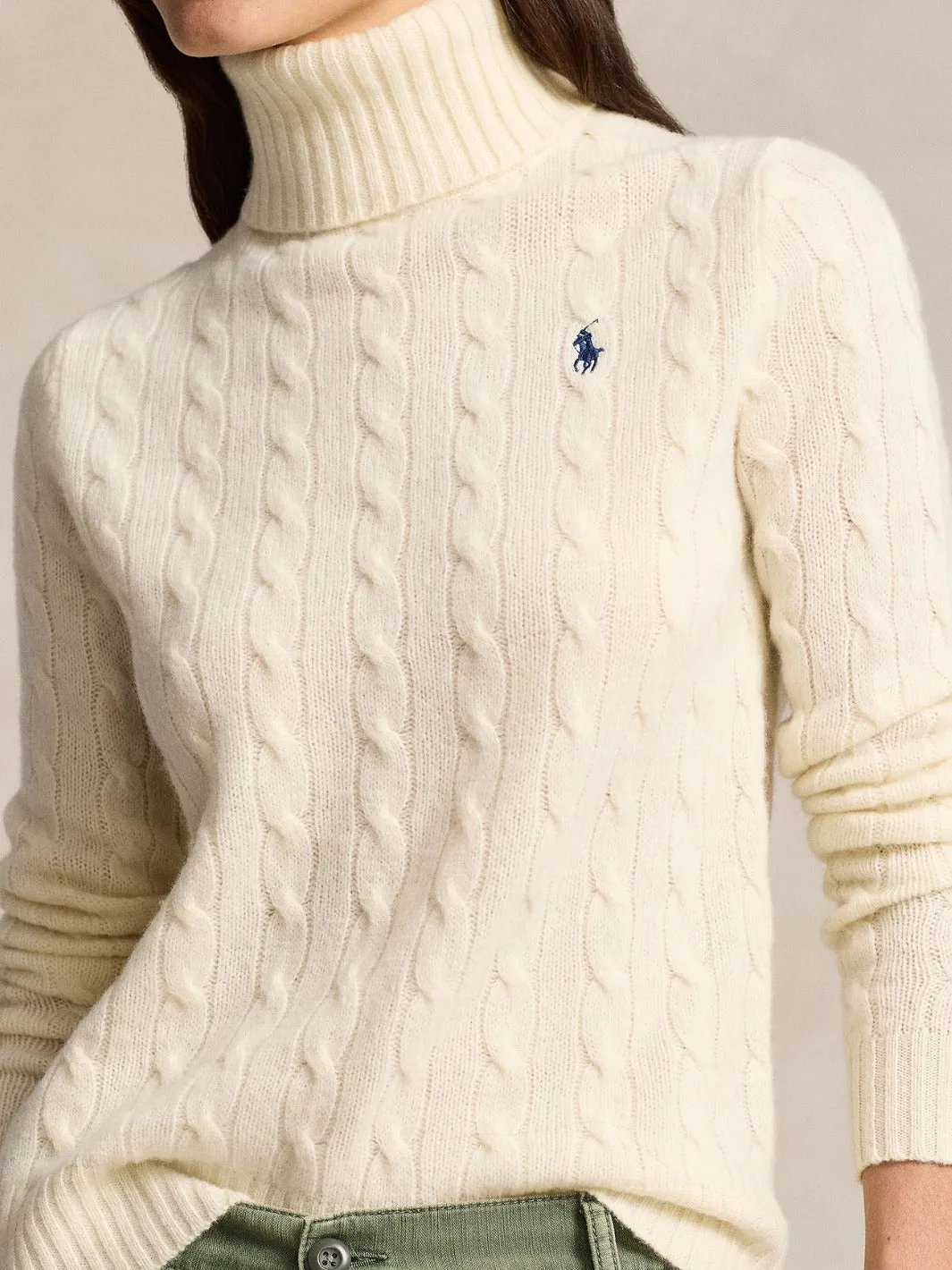WOOL-CASHMERE CABLE TURTLENECK SWEATER Kremfarget