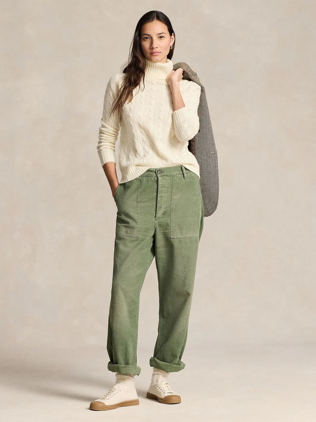 WOOL-CASHMERE CABLE TURTLENECK SWEATER Kremfarget